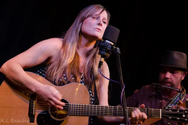 Tara Mills band photo